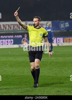Karlsruhe, Germany. 11th Nov, 2019. Soccer: 2nd Bundesliga, Karlsruher SC - Erzgebirge Aue, 13th matchday in the Wildparkstadion. Referee Sven Waschitzki. Credit: Uli Deck/dpa - IMPORTANT NOTE: In accordance with the requirements of the DFL Deutsche Fußball Liga or the DFB Deutscher Fußball-Bund, it is prohibited to use or have used photographs taken in the stadium and/or the match in the form of sequence images and/or video-like photo sequences./dpa/Alamy Live News