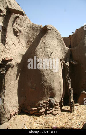 Dogon country : village of Pelou (plateau) Stock Photo