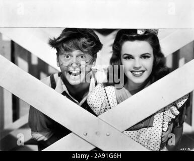 MICKEY ROONEY and JUDY GARLAND in BABES ON BROADWAY (1941), directed by BUSBY BERKELEY. Credit: M.G.M. / Album Stock Photo