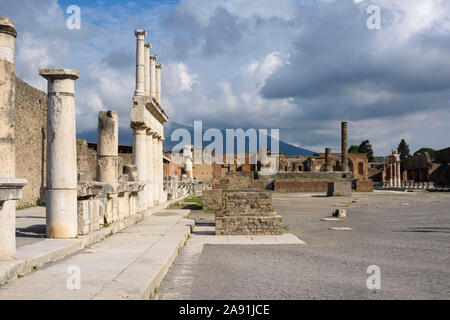Pompei. Italy. Archaeological site of Pompeii. View of the Civil Forum (Foro Civile), towards the Capitolium, with Mount Vesuvius in the background. O Stock Photo