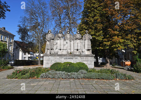 Stone war memorial depicting five soldiers dedicated to Infantry Regiment 'Prince Carl' No.118 in city of Worms in Germany Stock Photo