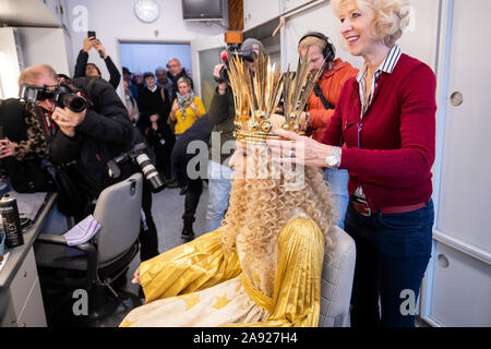 Nuremberg, Germany. 12th Nov, 2019. Benigna Munsi (v), the new Nuremberg Christkind, gets the wig put on by Helke Hadlich, head make-up artist at the Staatstheater Nürnberg, during the official costume rehearsal in the mask. The 17-year-old was chosen as the Christ Child for the next two years and will traditionally open the Nuremberg Christkindlesmarkt on 29 November. Credit: Daniel Karmann/dpa/Alamy Live News Stock Photo