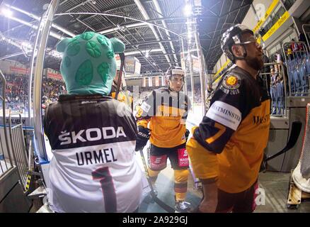 Krefeld, Deutschland. 07th Nov, 2019. Team GER left the ice after the match, from the front Maximilian KASTNER (GER), Tim BRUNNHUBER (GER), Mascot Urmel Germany (GER) - Russia (RUS) 4: 3, on 07.11.2019 Hockey, Germany Cup vom 7.- 10.11.2019 in Krefeld/Germany. | Usage worldwide Credit: dpa/Alamy Live News Stock Photo