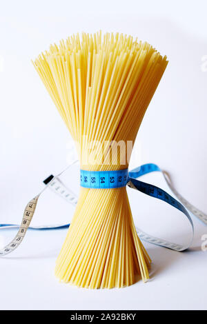Spaghetti mit Massband, Symbiolbild für Abnehmen, Stock Photo