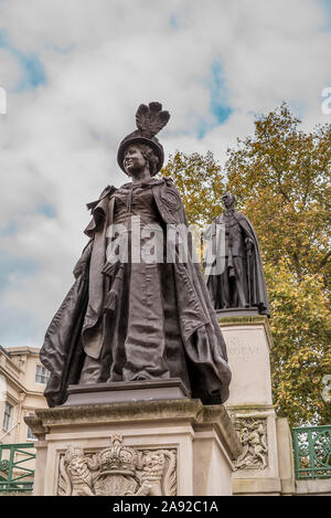 Close up of the Queen Mother Memorial, a bronze statue by Philip Jackson standing in The Mall, London, UK, with King George VI Memorial in background. Stock Photo
