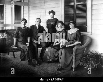 New jersey Governor Woodrow Wilson, Full-Length Portrait Seated on Porch Swing of his Summer Home, alongside first wife Ellen Axson Wilson and Three Daughters, L-R: Jessie, Margaret and Eleanor, Sea Girt, New Jersey, USA, 1912 Stock Photo