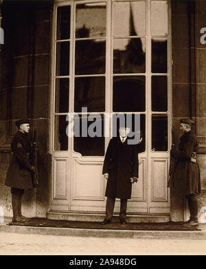 U.S. President Woodrow Wilson, full-length portrait, wearing top hat and overcoat, Attending Paris Peace Conference, Paris, France, Photograph by U.S. Army Signal Corps, January 1919 Stock Photo