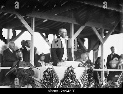 U.S. President Woodrow Wilson Addressing Crowd at Dedication of Confederate Memorial at Arlington National Cemetery, Arlington, Virginia, USA, Harris & Ewing, June 4, 1914 Stock Photo