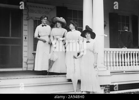 Jessie Wilson, Margaret Wilson, Mrs. Woodrow Wilson, Eleanor Randolph Wilson, Full-length Portrait Standing on Porch Steps of Summer Residence, Sea Girt, New Jersey, USA, Bain News Service, July 1912 Stock Photo