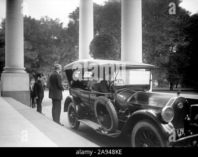 Former U.S. President Woodrow Wilson and Edith Wilson arriving at White House, Washington, D.C., USA, National Photo Company, August 1923 Stock Photo