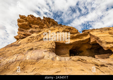 Rock-chapel of Thutmose III with remains of decoration to right of entrance and, above to the left, stela of Seti I, Jebel Dosha Stock Photo