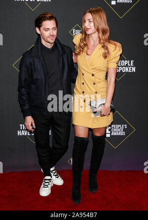 Santa Monica, CA, USA - Nov 10, 2019: Tom Payne and Jennifer Akerman attend 45th Annual People's Choice Awards at The Barker Hanger Stock Photo