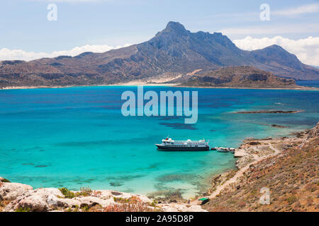 Imeri Gramvousa, Chania, Crete, Greece. View over Gramvousa Bay to Mount Geroskinos and the Gramvousa Peninsula, tour boat at jetty. Stock Photo