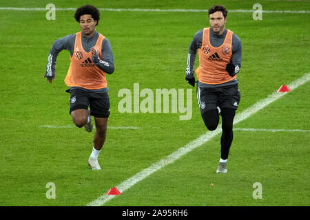 Dusseldorf, Germany. 13th Nov, 2019.Soccer: National team, before the European Championship qualifiers against Belarus and Northern Ireland: Serge Gnabry (l) and Jonas Hector train in the Merkur game arena. The team prepares in Düsseldorf for the European Championship qualifying game on 16.11.2019 in Mönchengladbach against Belarus. Credit: dpa picture alliance/Alamy Live News Stock Photo