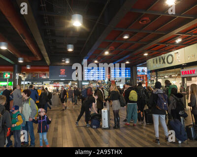 Praha hlavní nádraží, the main raiway station in Prague Czech Republic, entrance hall with shops and timetable boards Stock Photo