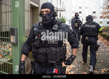 Frankfurt, Germany. 13th Nov 2019. Masked officers of a special police unit bring a man suspected of terrorism to the court for a demonstration. The German of Macedonian origin is said to have planned an attack in the Rhine-Main region together with two others. Photo: Boris Roessler/dpa Credit: dpa picture alliance/Alamy Live News Stock Photo