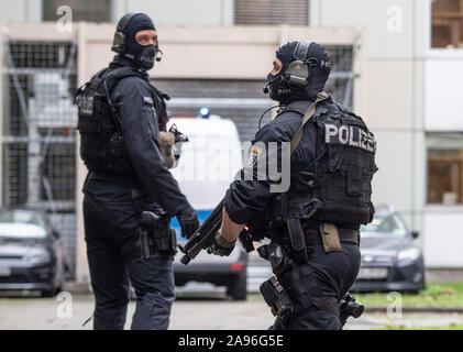 Frankfurt, Germany. 13th Nov 2019. Masked officers of a special police unit bring a man suspected of terrorism to the court for a demonstration. The German of Macedonian origin is said to have planned an attack in the Rhine-Main region together with two others. Photo: Boris Roessler/dpa Credit: dpa picture alliance/Alamy Live News Stock Photo