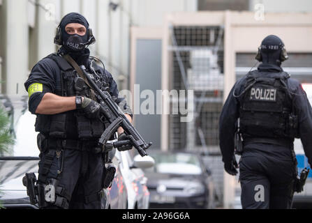 Frankfurt, Germany. 13th Nov 2019. Masked officers of a special police unit bring a man suspected of terrorism to the court for a demonstration. The German of Macedonian origin is said to have planned an attack in the Rhine-Main region together with two others. Photo: Boris Roessler/dpa Credit: dpa picture alliance/Alamy Live News Stock Photo