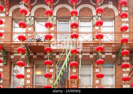 Chinese Lanterns outside a building in Chinatown, San Francisco, California, USA Stock Photo