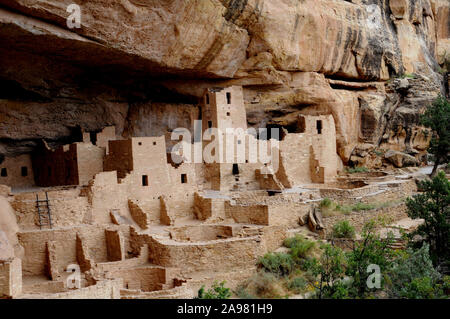 Views of the Cliff Palace pueblo dwellings at Mesa Verde National Park, Colorado USA. The ruins can be visited close up via a Park Ranger lead tour. Stock Photo