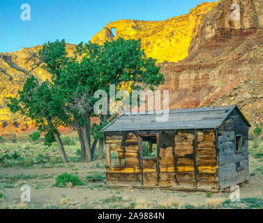 Hondoo Arch and old cabin, San Rafael Swell National Recreation ARea, Utah.  Muddy River area Stock Photo