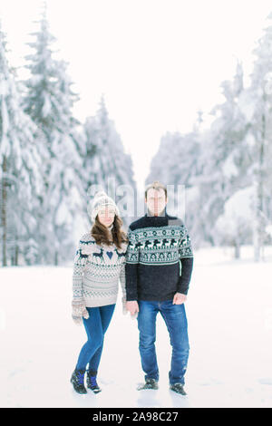 Winter couple snow pose plaid mittens hat photoshoot photography winter  cute idea | Winter couple pictures, Photoshoot photography, Couple  photoshoot poses