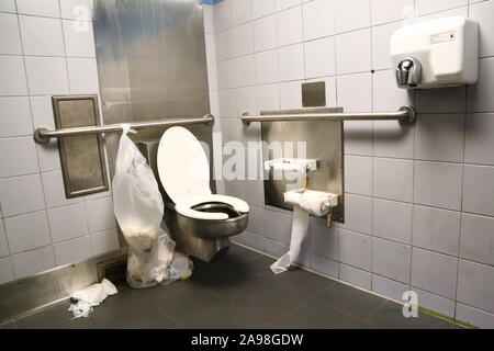 https://l450v.alamy.com/450v/2a98gdw/los-angeles-all-gender-restroom-the-public-restroom-for-men-women-homosexuals-lesbians-gay-transsexualstransgender-ladyboys-and-wheelchair-2a98gdw.jpg