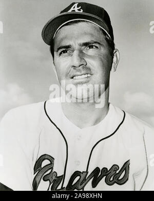 Vintage black and white photo of baseball player Bob Uecker with the  Atlanta Braves circa 1969. Uecker later worked as an actor, comedian, and  announcer Stock Photo - Alamy