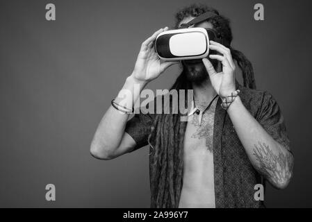 Man with hipster beard in VR glasses holding 3D models of Big Ben and  Empire State Building. Bearded man watching interactive documentary about  world heritage sites, virtual trip, educational concept Stock Photo 