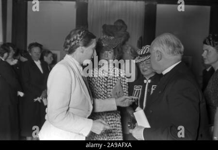 An evening event at the house of Reichsfrauenfuehrerin Gertrud Scholtz Klink (left), Germany 1940s. Stock Photo