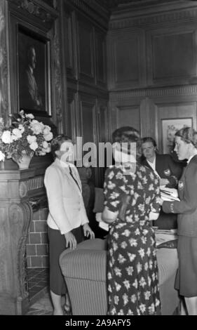 An evening event at the house of Reichsfrauenfuehrerin Gertrud Scholtz Klink (left), Germany 1940s. Stock Photo