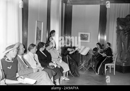 An evening event at the house of Reichsfrauenfuehrerin Gertrud Scholtz Klink, Germany 1940s. Stock Photo
