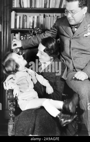 The Austrian author Josef Friedrich Perkonig with his wife and child, Germany 1930s. Stock Photo