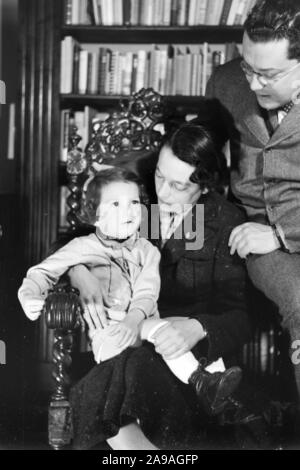 The Austrian author Josef Friedrich Perkonig with his wife and child, Germany 1930s. Stock Photo