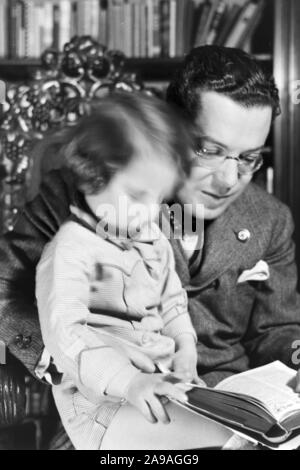 The Austrian author Josef Friedrich Perkonig with his child, Germany 1930s. Stock Photo