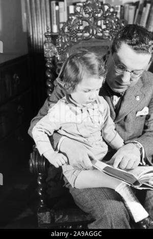 The Austrian author Josef Friedrich Perkonig with his child, Germany 1930s. Stock Photo
