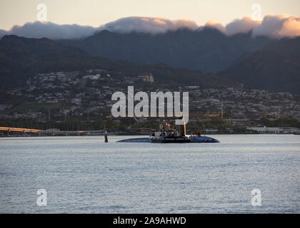 PEARL HARBOR, Hawaii (Nov. 12, 2019) - The Los Angeles-class fast-attack submarine USS Jefferson City (SSN 759) departs Pearl Harbor Naval Shipyard after completing an engineering overhaul to prolong the life of the submarine. During the shipyard period, shipyard employees and the crew performed multiple repairs, conducted preventative maintenance, and installed equipment upgrades to tactical systems and the propulsion plant. (U.S. Navy photo by Chief Mass Communication Specialist Amanda R. Gray/Released) Stock Photo