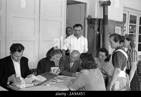 Refugees from the former German Eastern areas reaching safe Bavaria, Germany 1940s Stock Photo