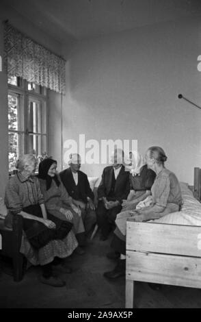 Refugees from the former German Eastern areas reaching safe Bavaria, Germany 1940s Stock Photo