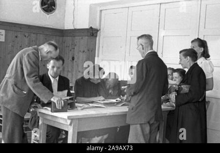 Refugees from the former German Eastern areas reaching safe Bavaria, Germany 1940s Stock Photo