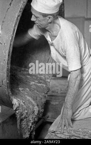 Bakers at their daily business at Schlueterbrot bakeries in Berlin, Germany 1930s. Stock Photo