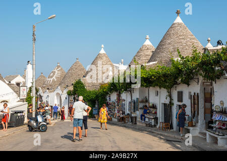 Trulli houses and craft shops on Via Monte San Michele in Alberobello in Apulia (Puglia), Southern Italy Stock Photo