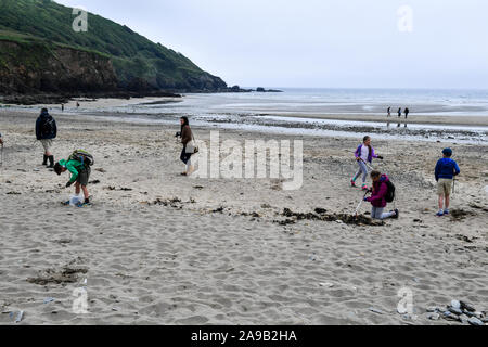 Young environmentalists take part in a wildlife survey and beach clean in Cornwall, outdoor learning organised by Cornwall Wildlife Trust Stock Photo