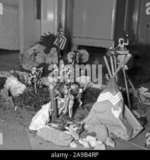 Cowboys, soldiers and American natives made from Elastolin - a child's 'Must have', Germany 1958 Stock Photo