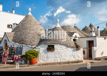 Trulli houses and craft shops on Via Monte Pertica in Alberobello in Apulia (Puglia), Southern Italy Stock Photo