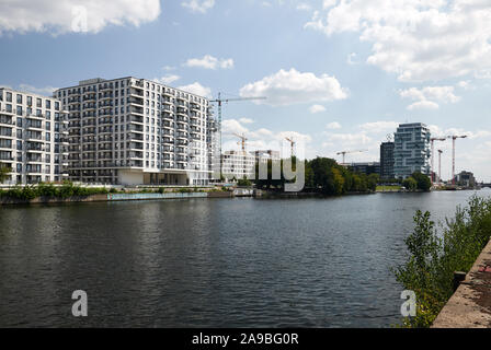 22.08.2019, Berlin, Berlin, Germany - View over the river Spree to newly built houses on the riverbank in Berlin-Friedrichshain. To the right in the p Stock Photo