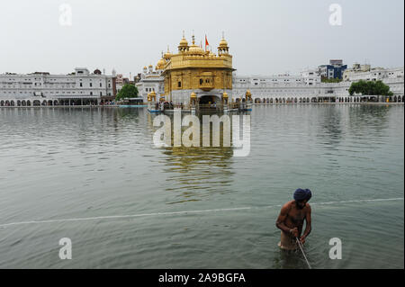 22.07.2011, Amritsar, Punjab, India - A believing Sikh bathes in the holy water basin (Amrit Sarover) of the Golden Temple, the highest sanctuary of t Stock Photo