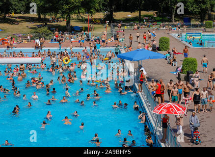 26.07.2019, Essen, North Rhine-Westphalia, Germany - Outdoor summer in the Grugabad in the hottest week of the year, visitors cool down in the water a Stock Photo