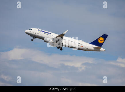 04.08.2019, Duesseldorf, North Rhine-Westphalia, Germany - Lufthansa aircraft takes off from Duesseldorf International Airport, DUS, Airbus A320-200. Stock Photo