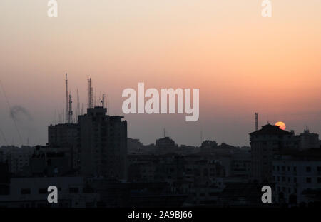 Gaza City, Gaza Strip, Palestinian Territory. 14th Nov, 2019. A view of the sunset on the Gaza City, on November 14, 2019 Credit: Mahmoud Ajjour/APA Images/ZUMA Wire/Alamy Live News Stock Photo